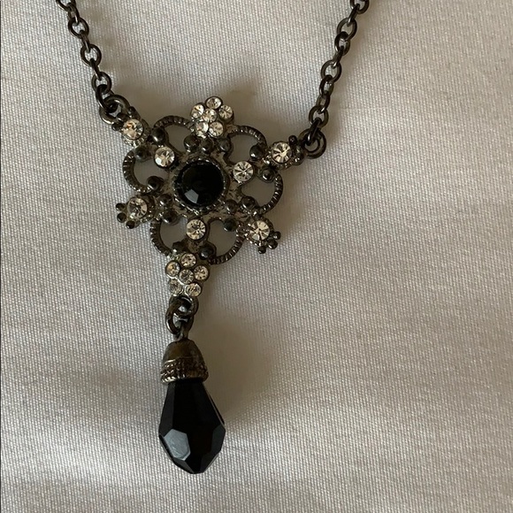 Black bead necklace with pendant - Picture 2 of 6